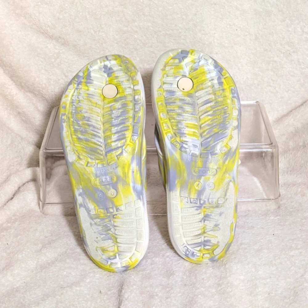 Unisex Iconic Comfort Crocs Marbled Flip Flops - Men's 4/Women's 6,‎ Runs Large